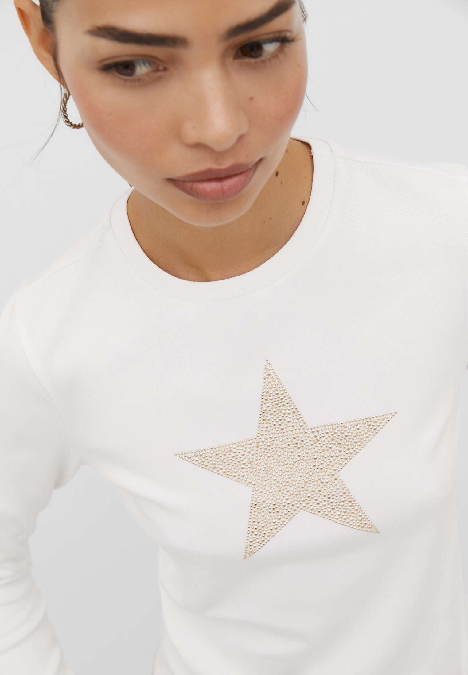 Camiseta brillo online stradivarius