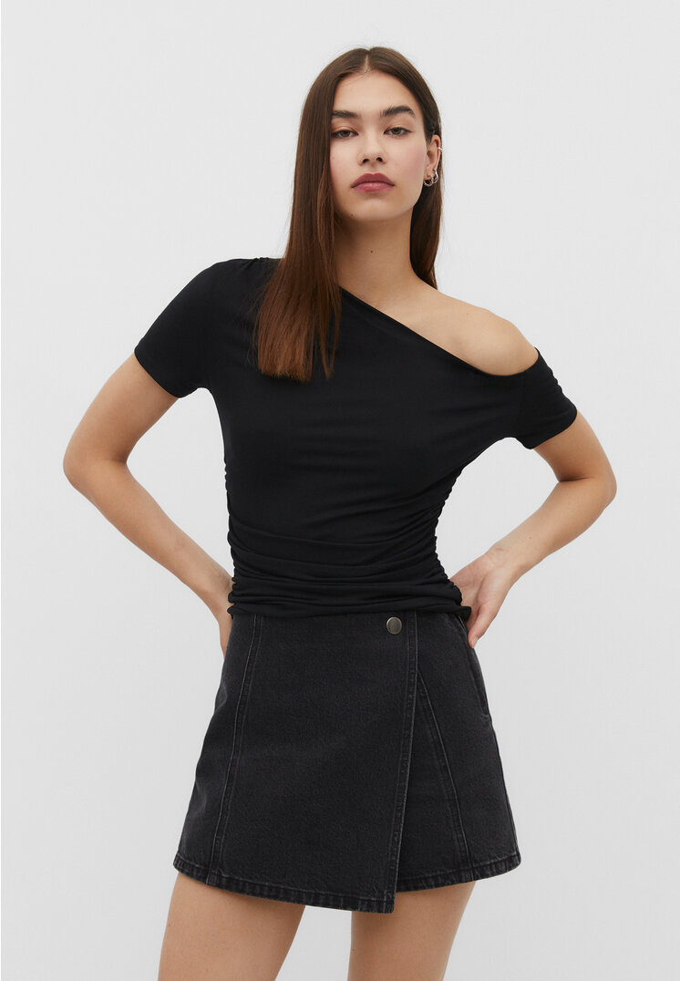 

Stradivarius Asymmetrisches Shirt aus Viskose Schwarz S