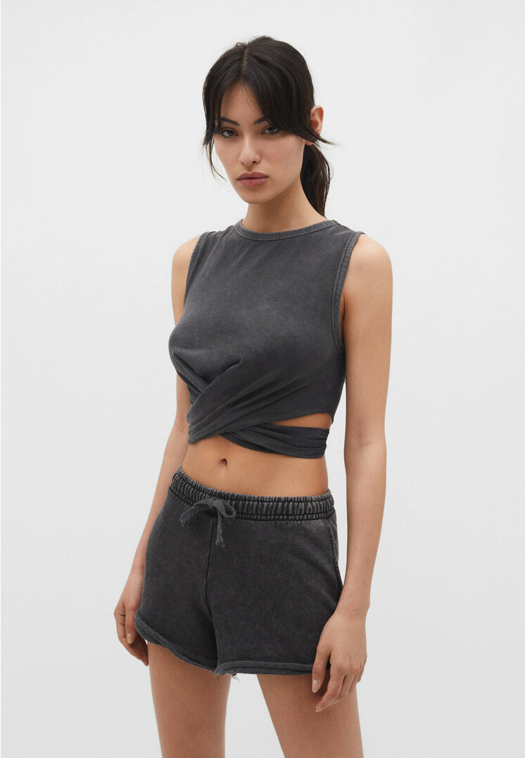 

Stradivarius Cropped-Top in Wickeloptik und im Washed-Look Graumeliert XS