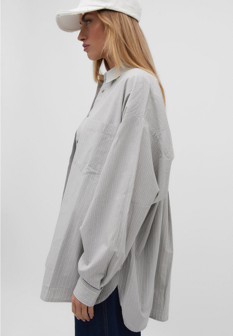 

Stradivarius Oversize-Hemd aus Baumwolle Perlgrau S