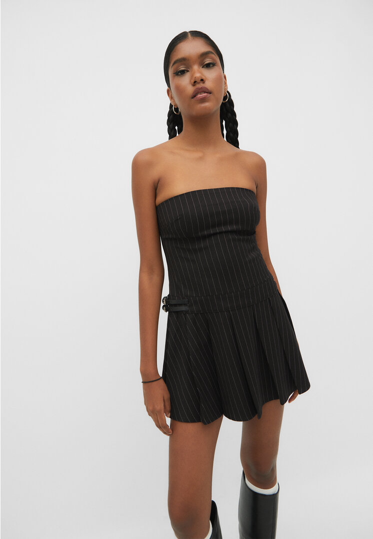 

Stradivarius Faltenkleid mit Nadelstreifen Schwarz XL