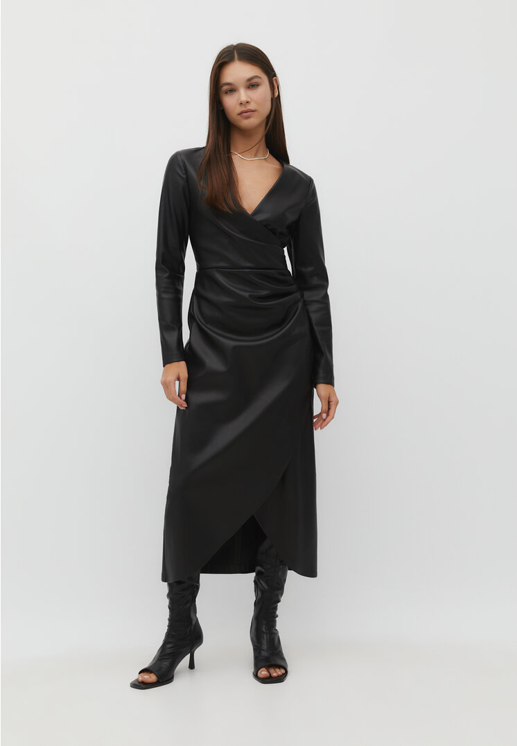 

Stradivarius Midikleid aus Kunstleder mit Raffung Schwarz XS