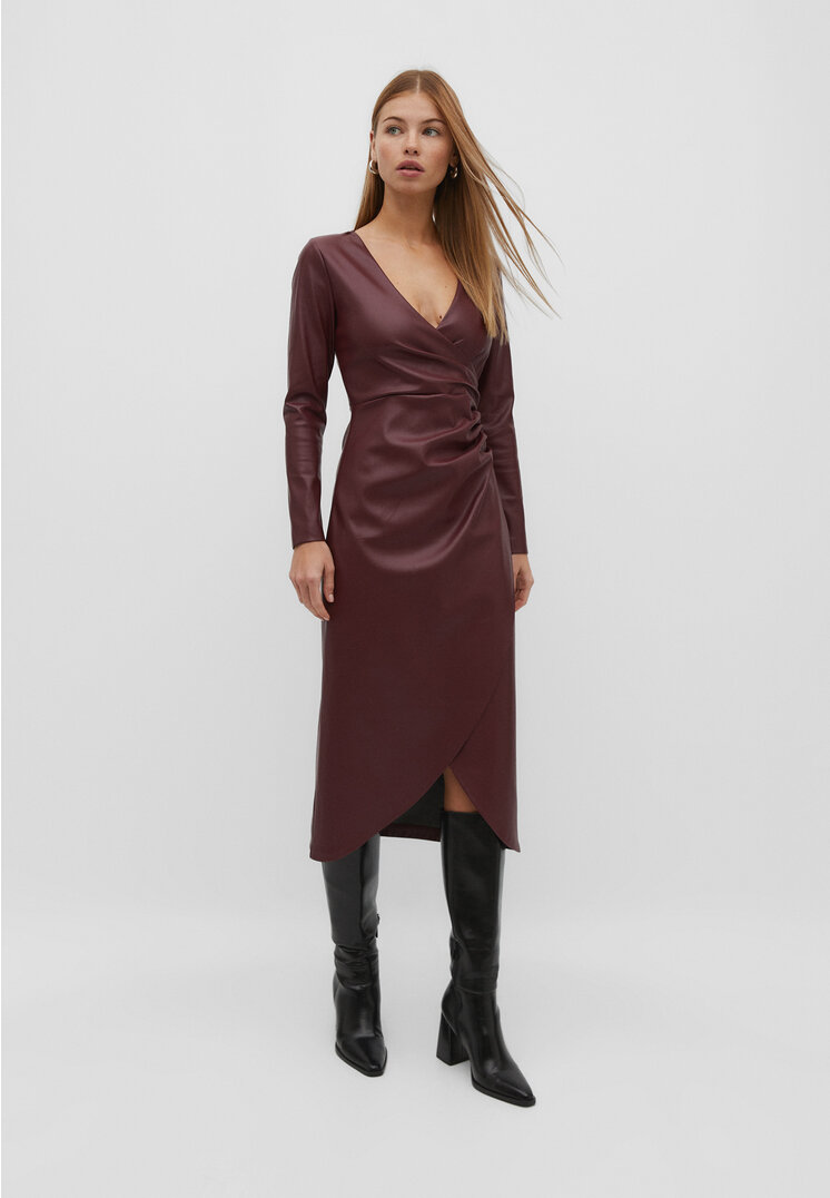 

Stradivarius Midikleid aus Kunstleder mit Raffung Granatrot L