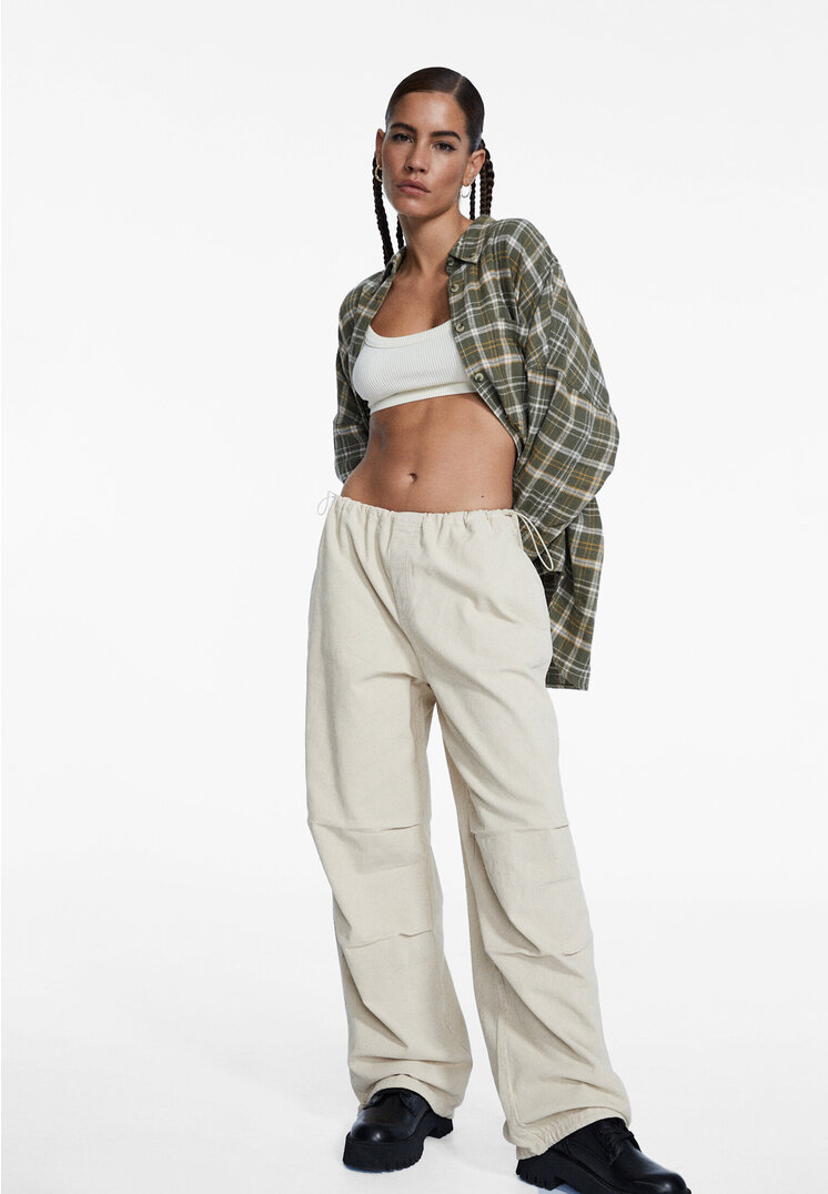 Stradivarius Cordhose mit Patentmuster Steingrau S