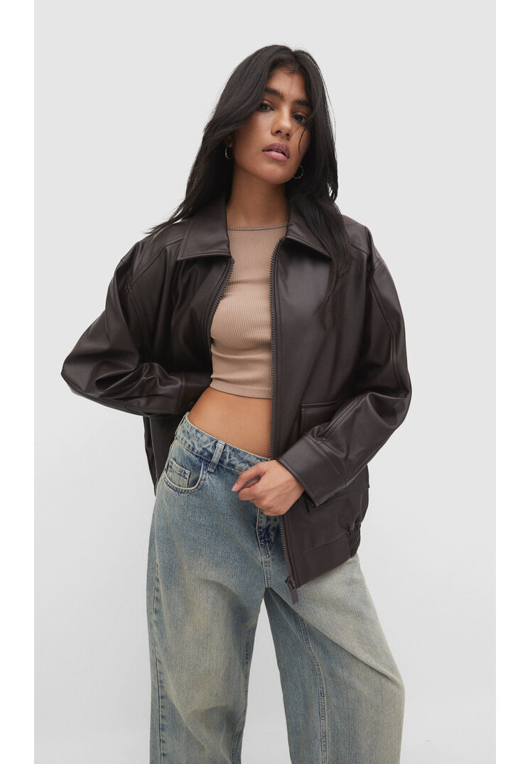 

Stradivarius Jacke aus Kunstleder mit Taschen Braun M
