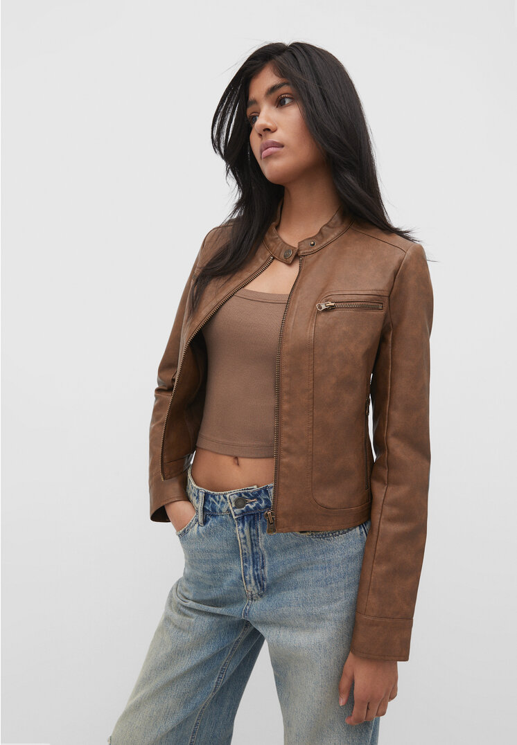 

Stradivarius Körpernah geschnittene Jacke aus Kunstleder Braun M
