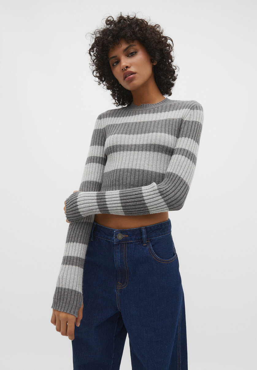 Pleteni džemper sa prugama pozadi