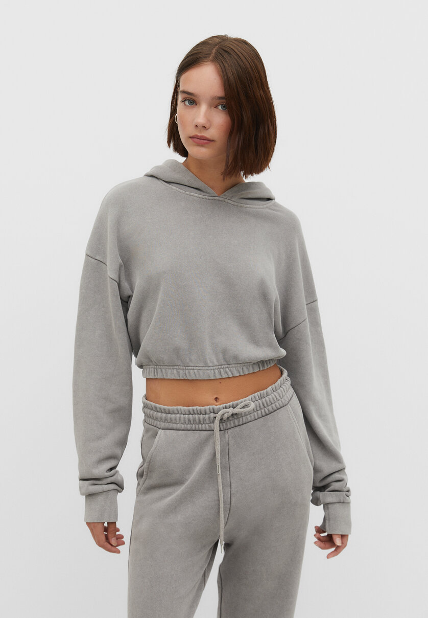 Kort hoodie med blekt effekt