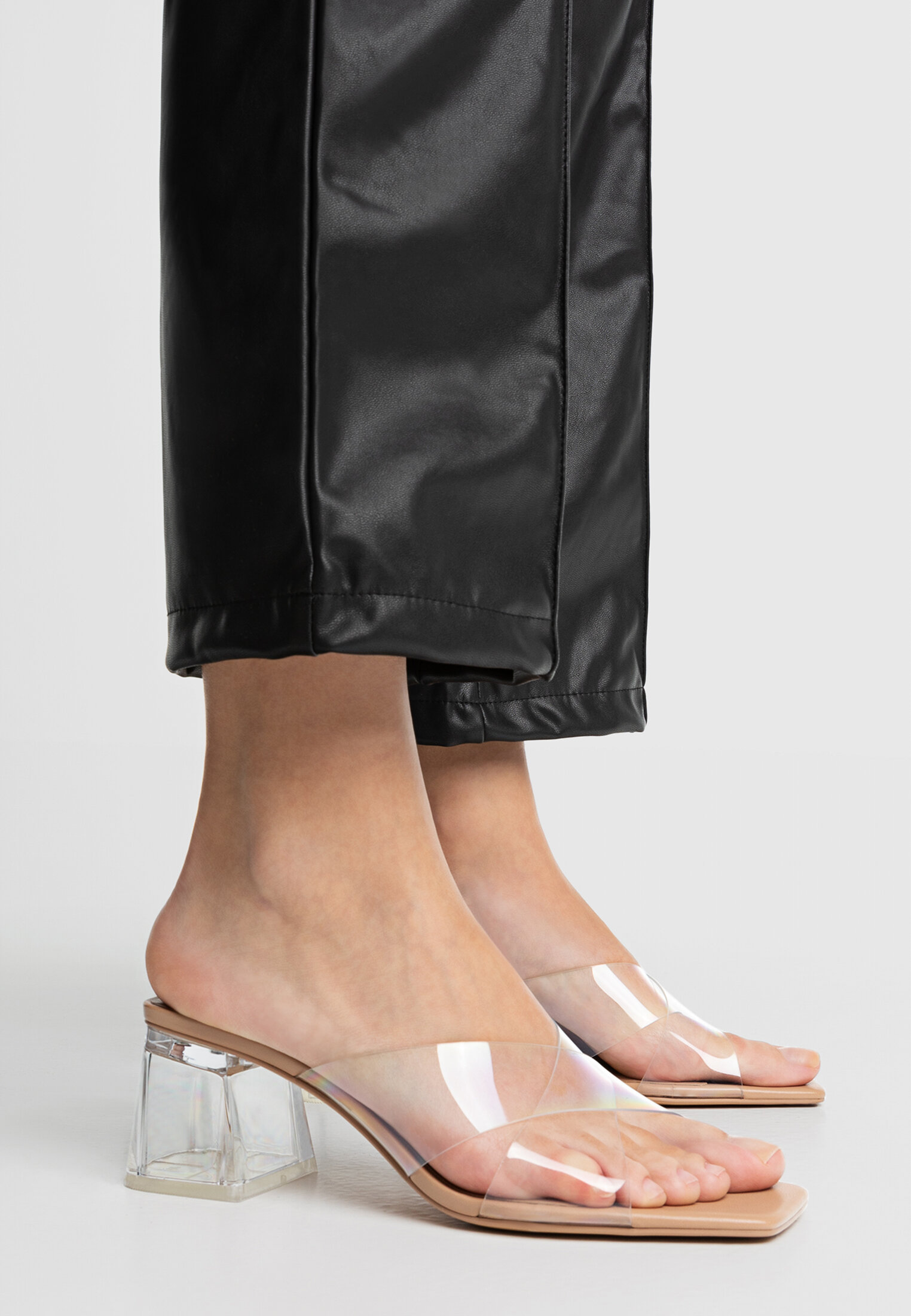 Sandalias discount vinilo stradivarius
