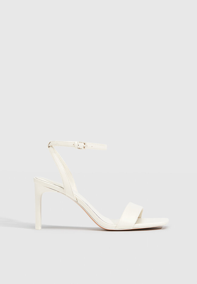 

Stradivarius Absatzsandalen mit gesteppten Riemchen NATUR 40
