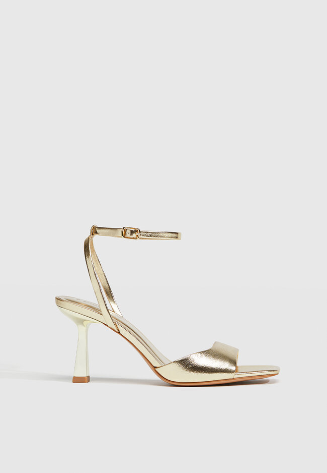 

Stradivarius Goldfarbene Sandalen mit Stilettoabsatz GOLD 41
