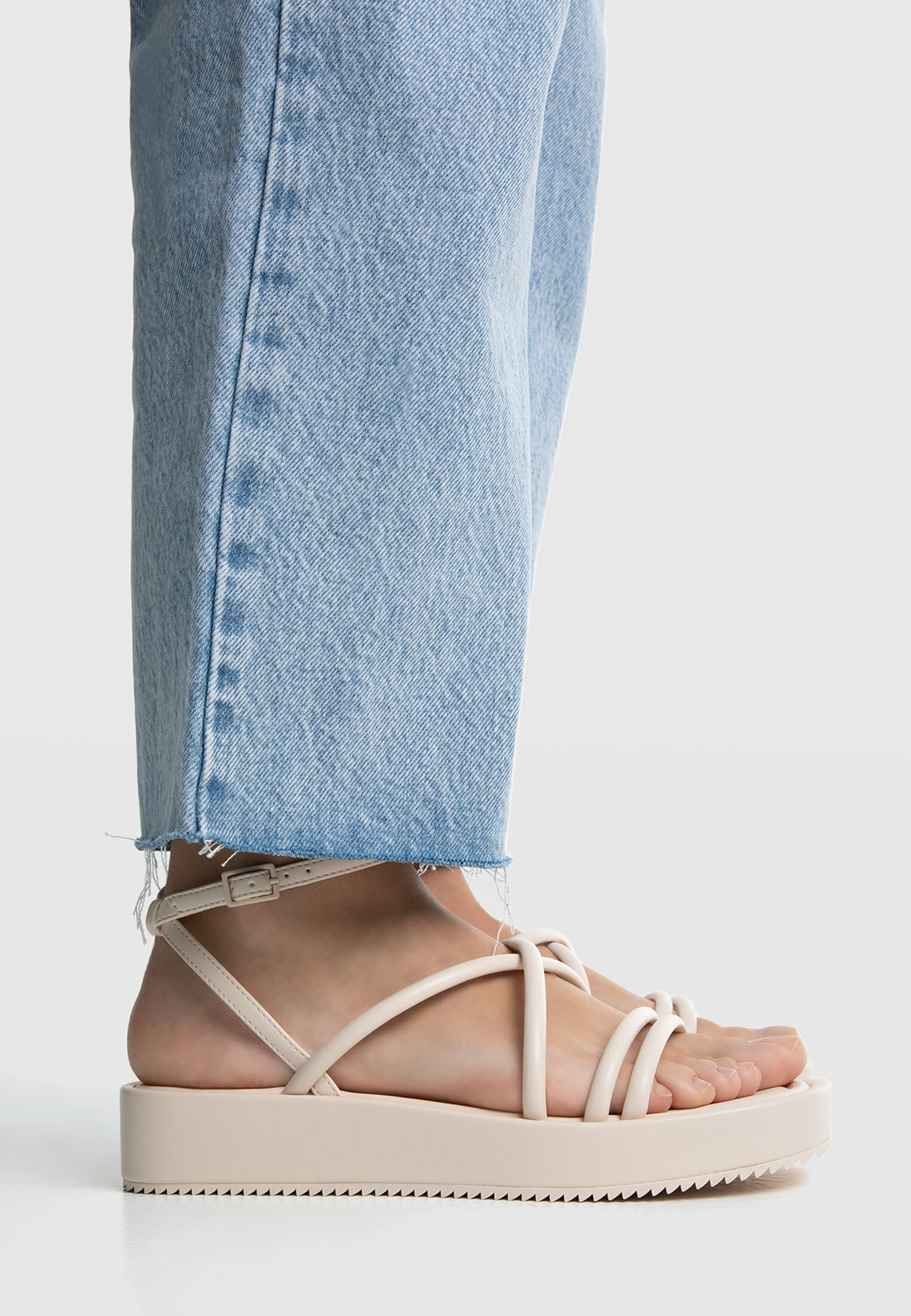 Sandalias planas tiras atadas