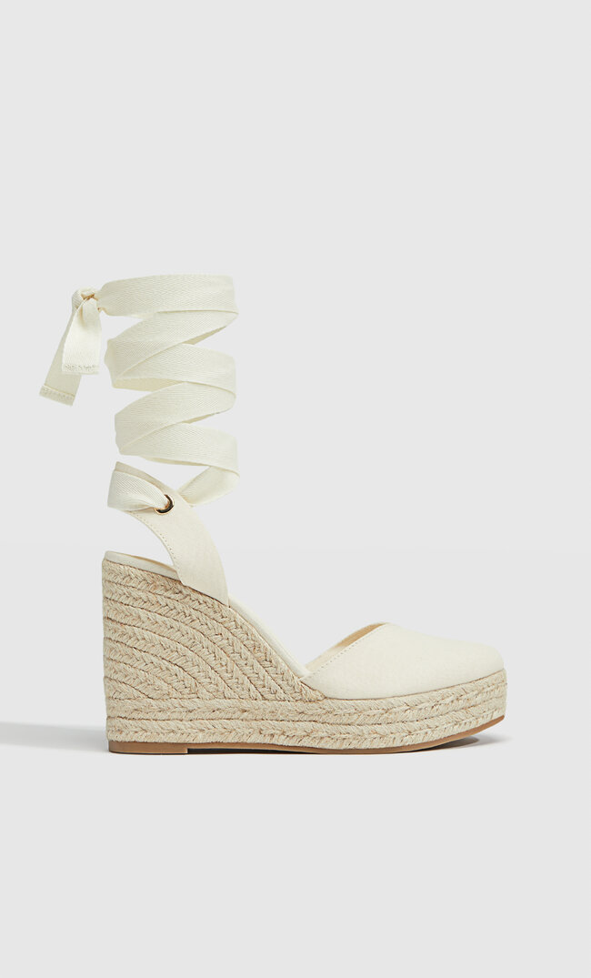 

Stradivarius Keilabsatzschuhe aus Jute zum Schnüren NATUR 40
