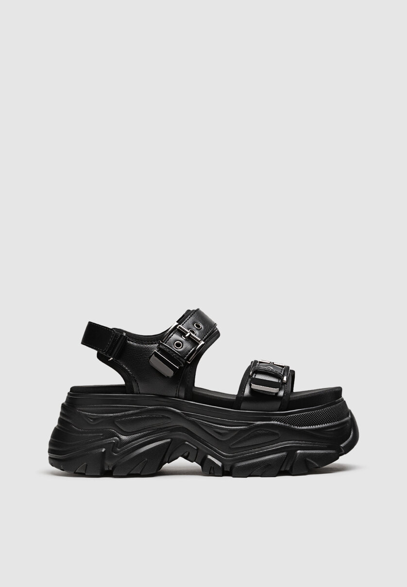 Sandalia plataforma negra 2025 stradivarius