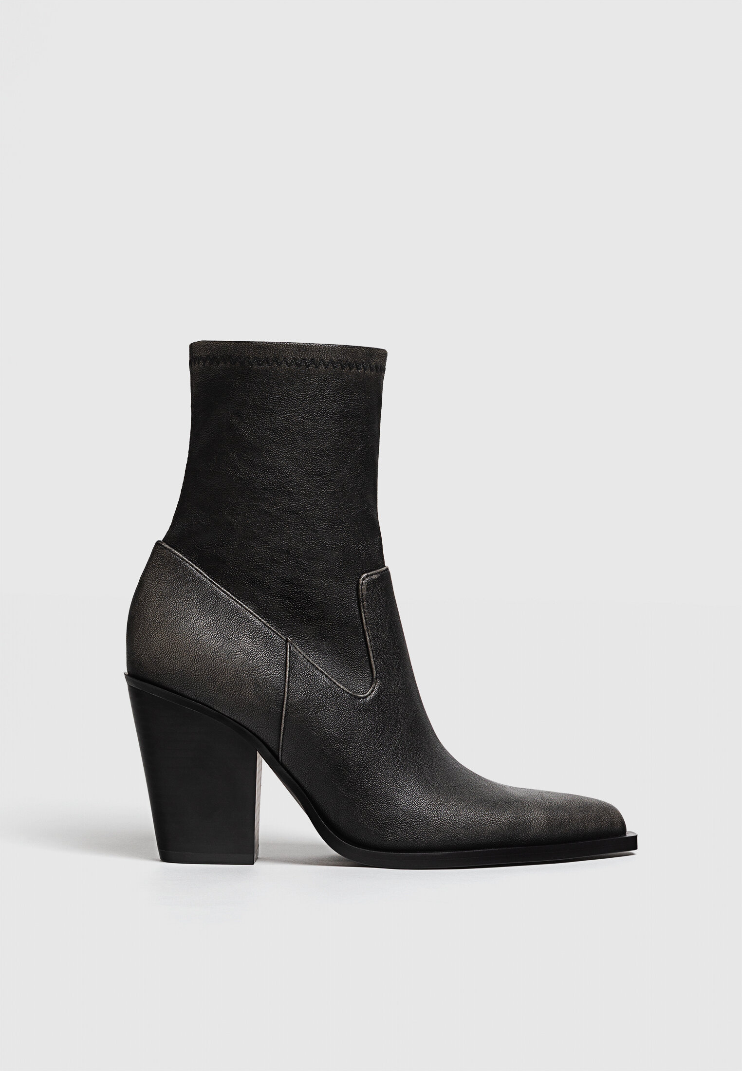 Botines tac n cowboy desgastados Stradivarius Espa a