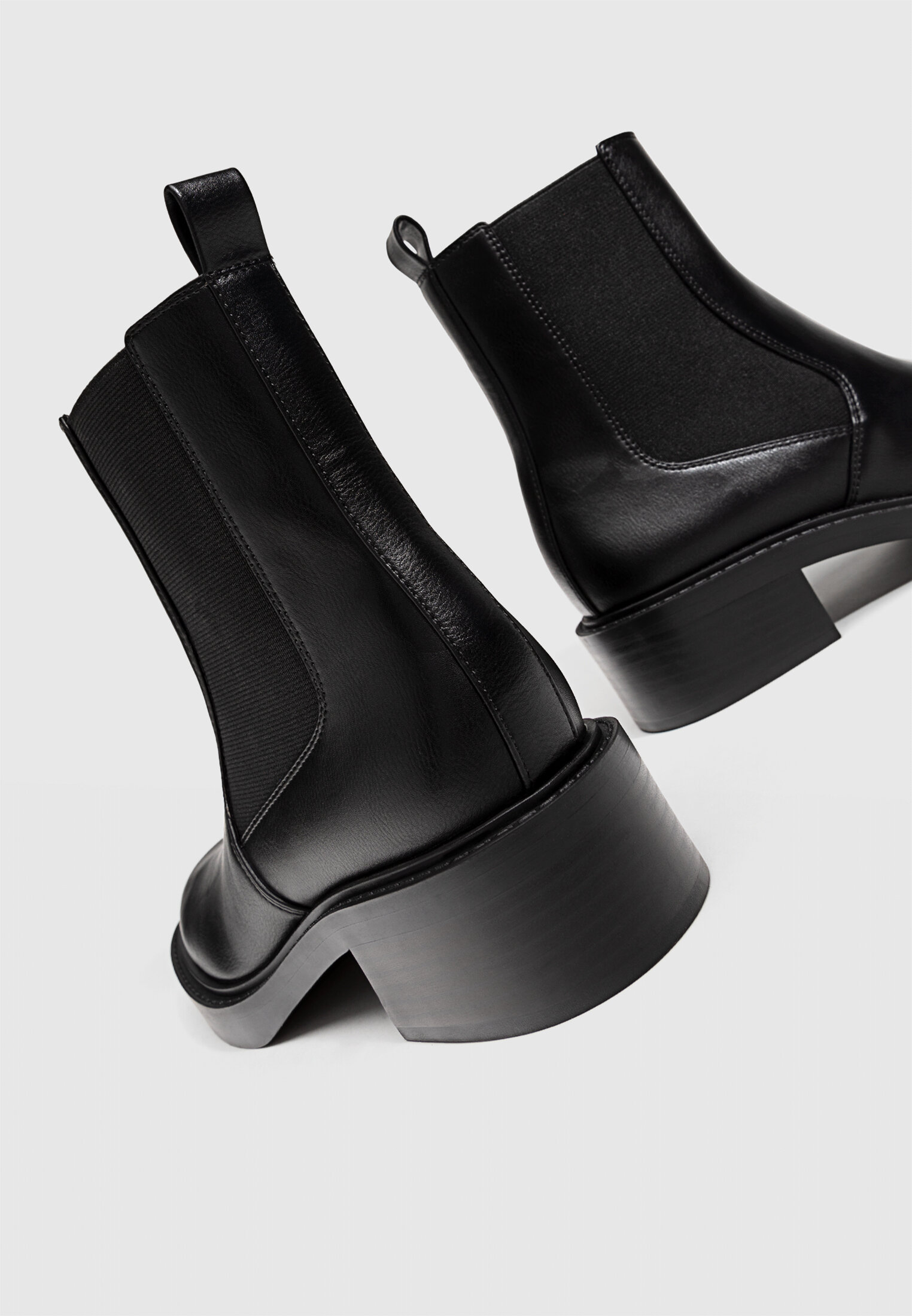 Stradivarius elastic sales side chelsea boot