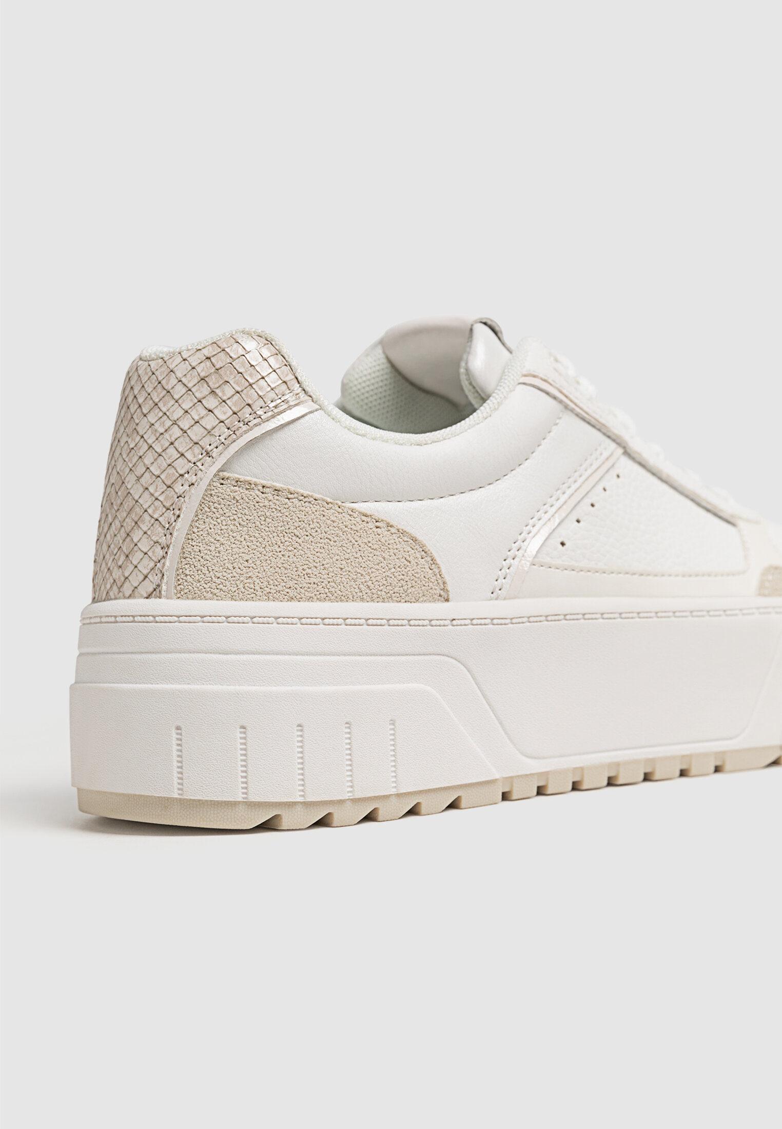 Stradivarius 2025 zapatillas blancas
