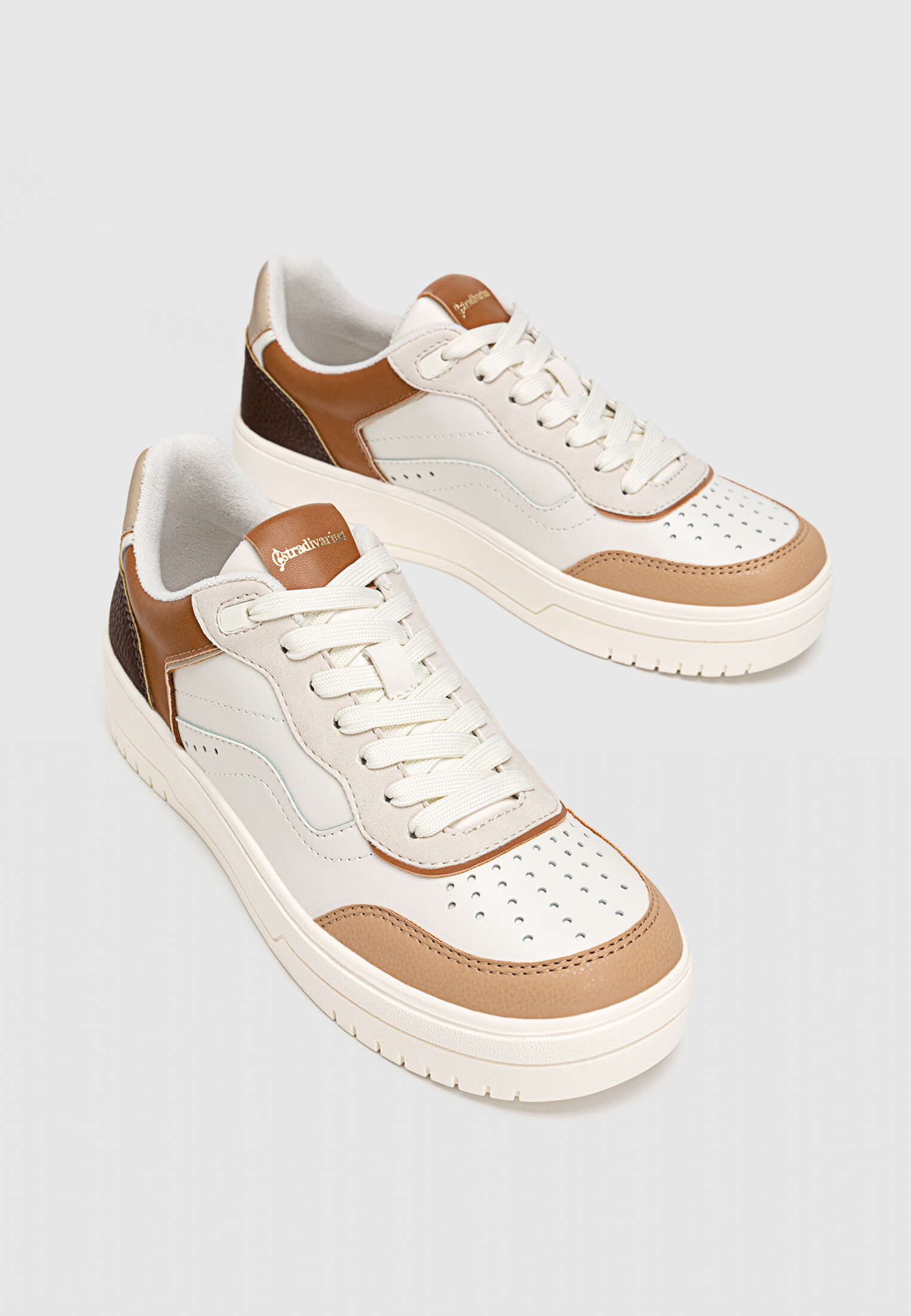 Tenis detalle piezas Moda de mujer Stradivarius Colombia