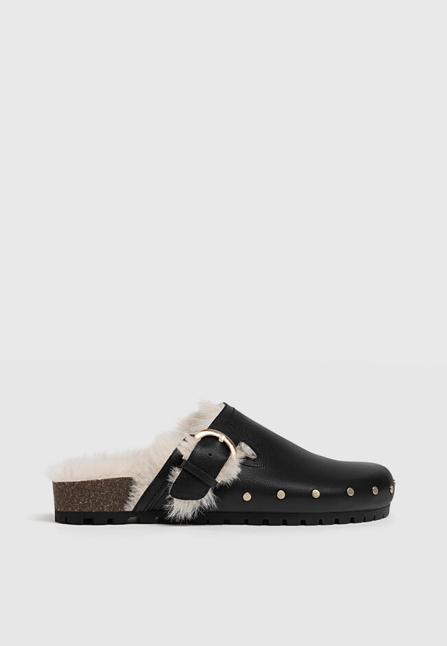 

Stradivarius Lederclogs mit Schnallen und Fell SCHWARZ 38