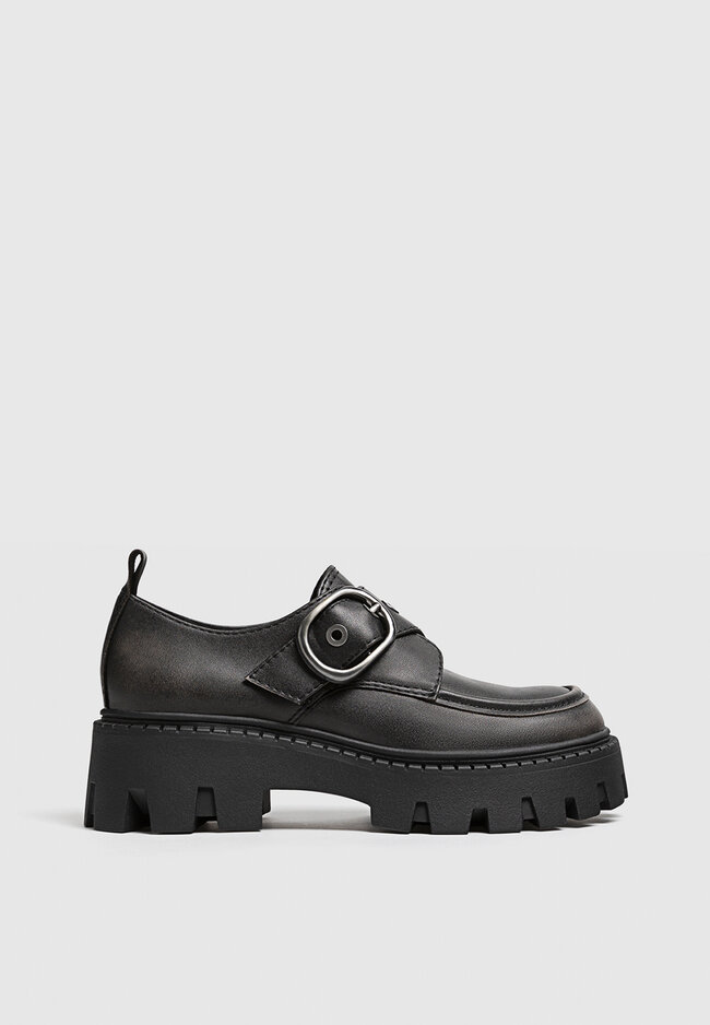 

Stradivarius Flache Schuhe mit Profilsohle und Schnallen GRAU 38