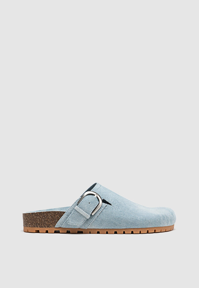 Stradivarius Clogs aus Denim mit Schnallen Denimblau 36