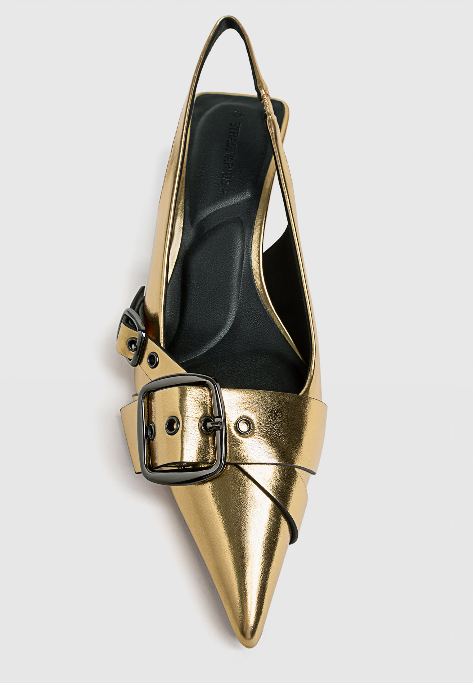 Zapatos tac n hebillas dorados Stradivarius Espa a