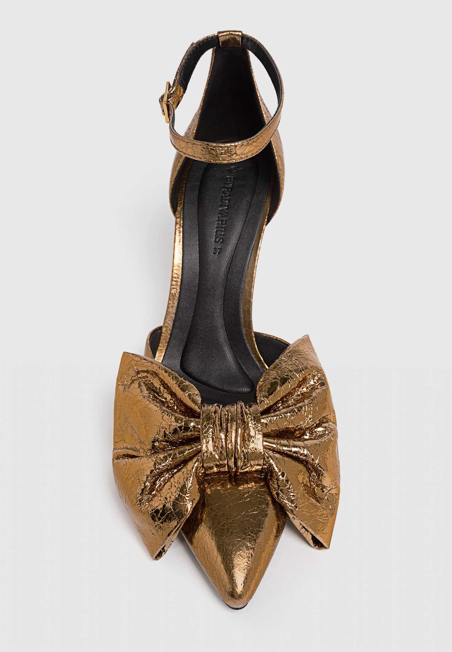 Zapatos dorados stradivarius 2025