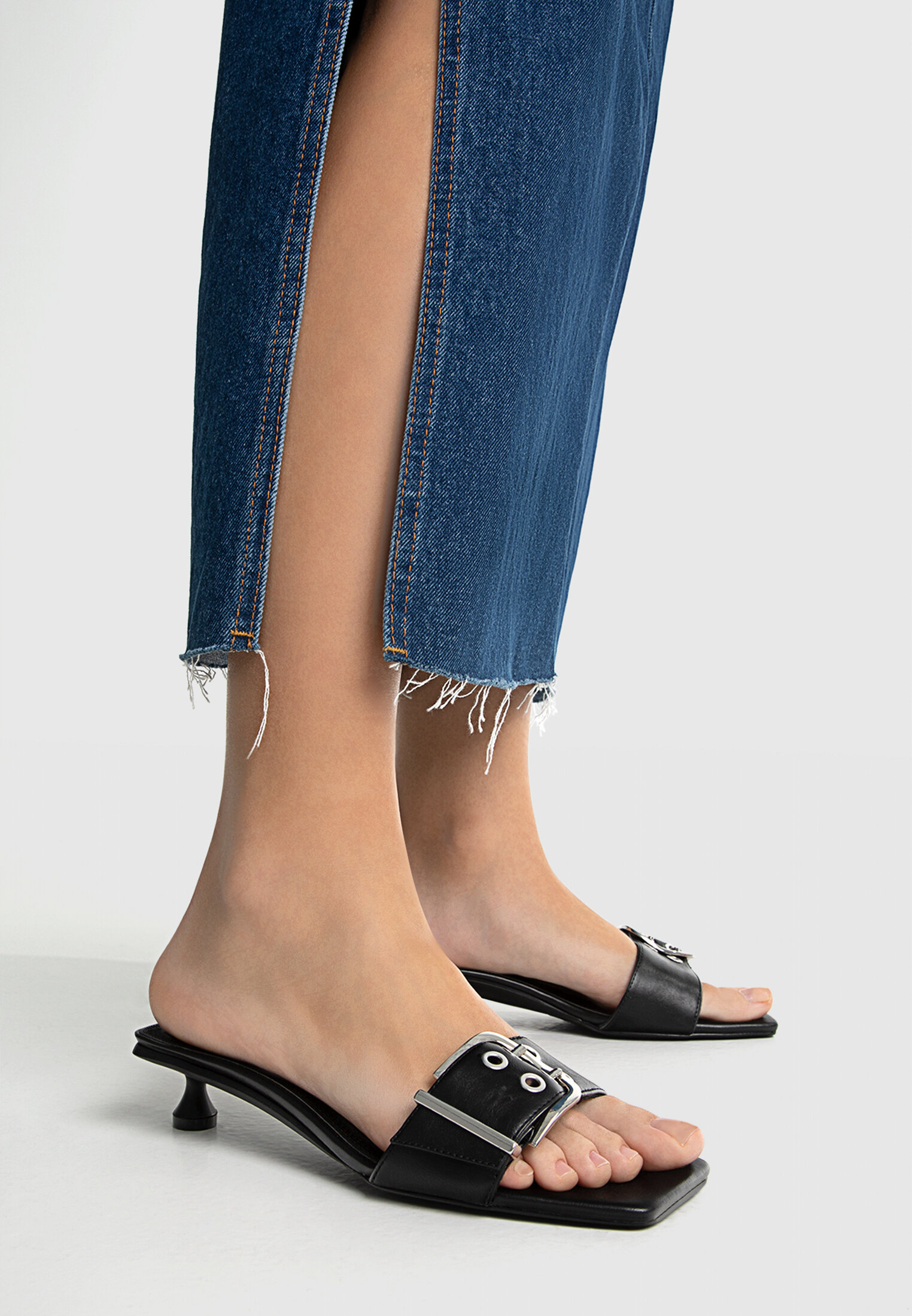 Sandalias hebillas 2025 stradivarius
