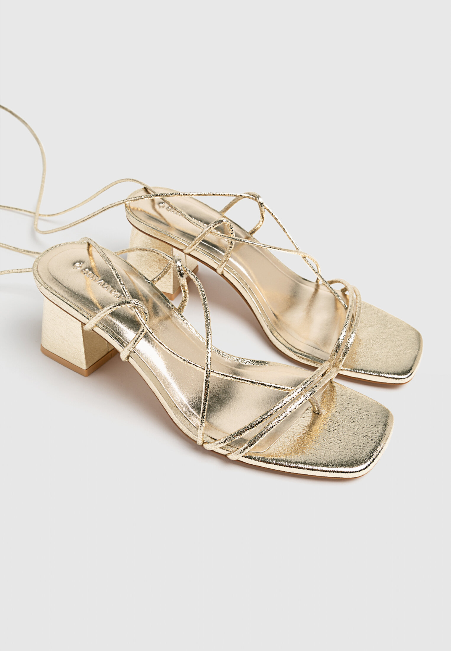 Sandalia tacon stradivarius online