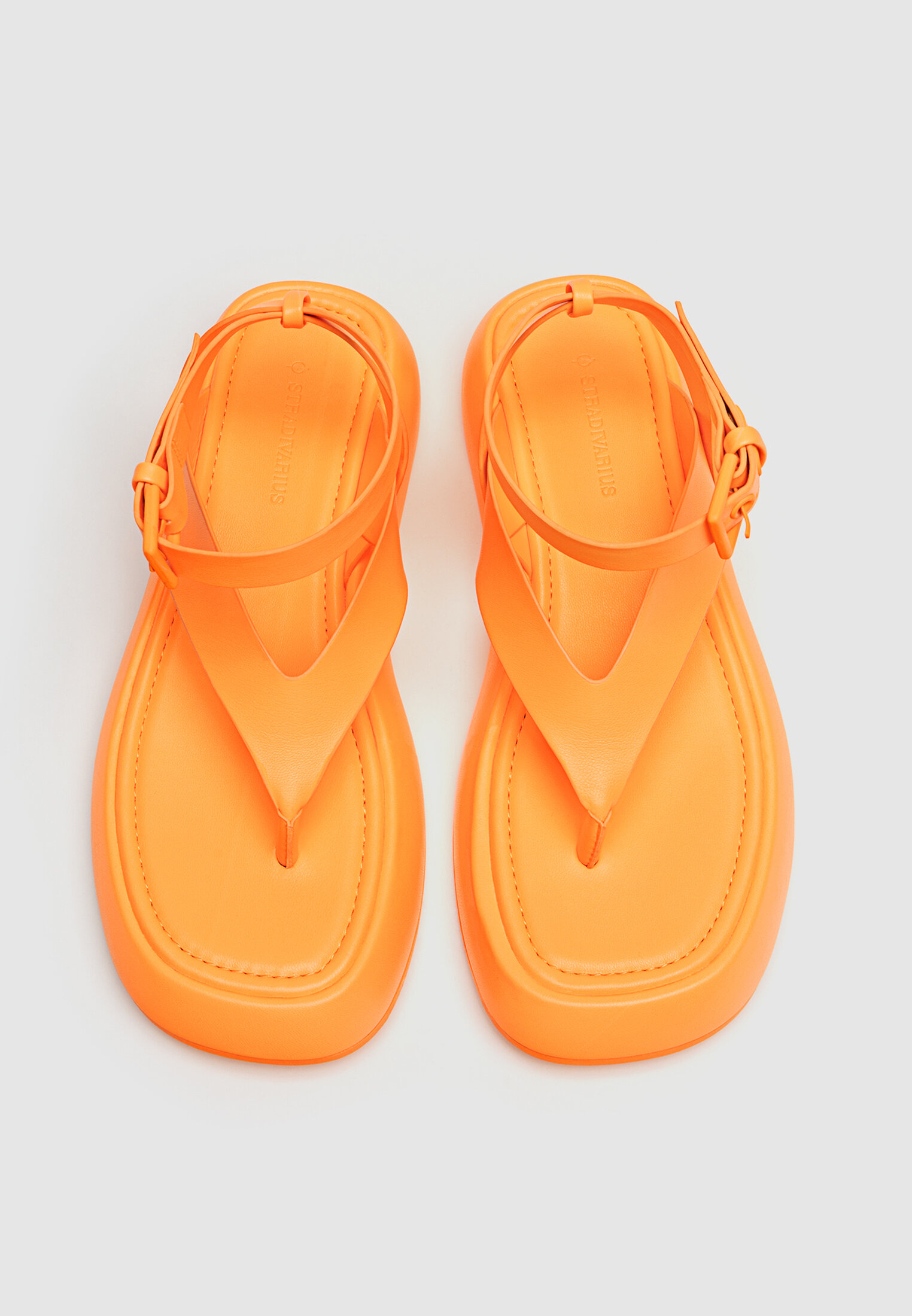 Sandalias planas store stradivarius 2020