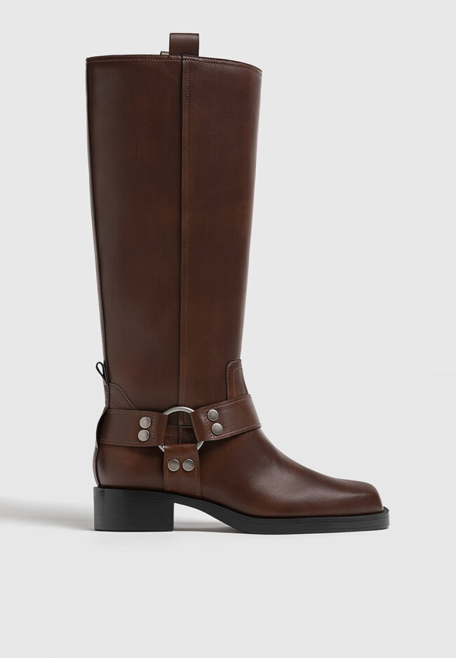 

Stradivarius Flache Bikerstiefel mit Schnallen BRAUN 37