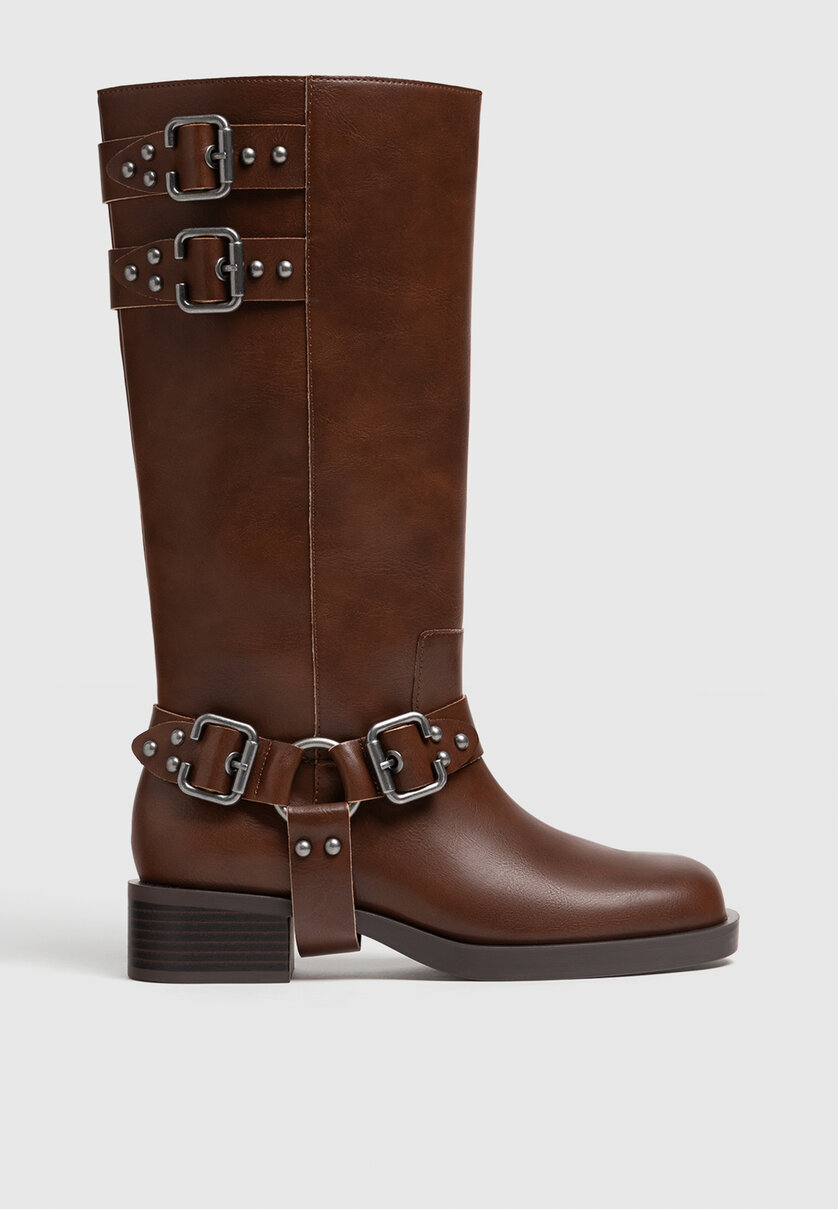 Flat biker boots with buckles