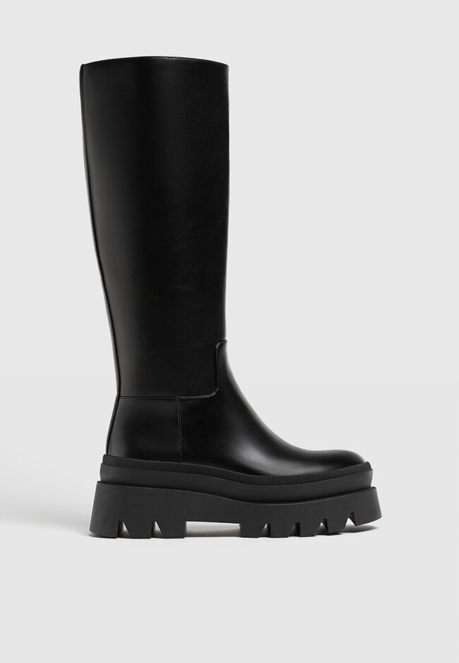 

Stradivarius Flache Stiefel mit hohem Schaft SCHWARZ 39