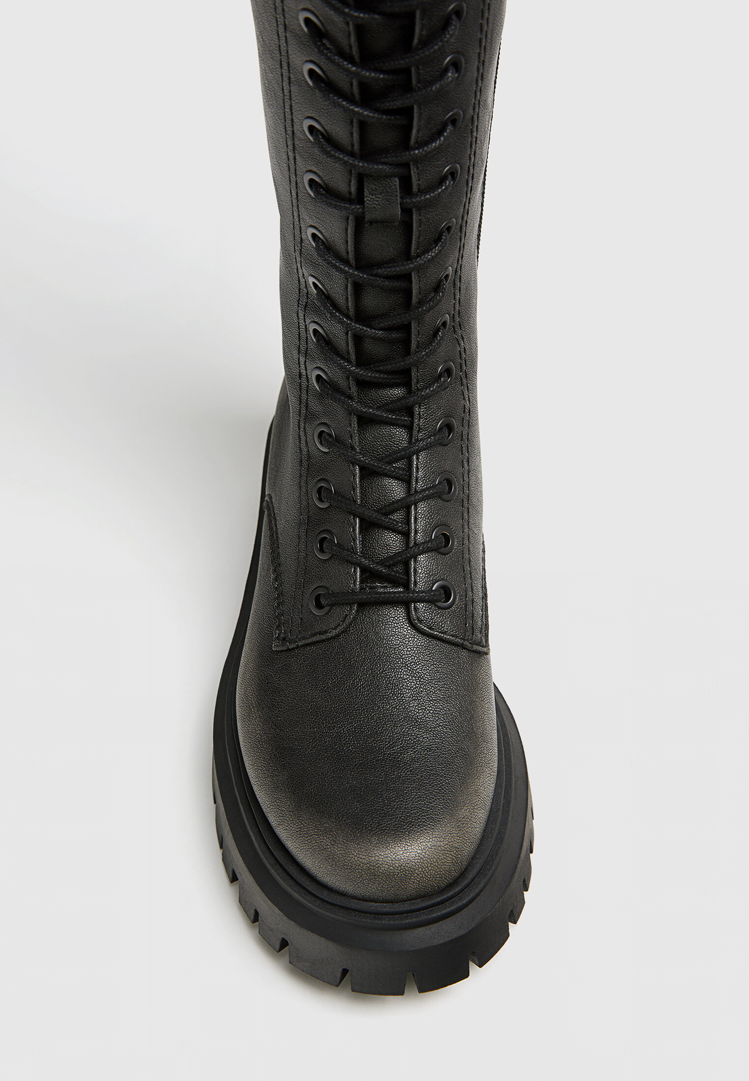 Botas planas track acordonadas Stradivarius Espa a