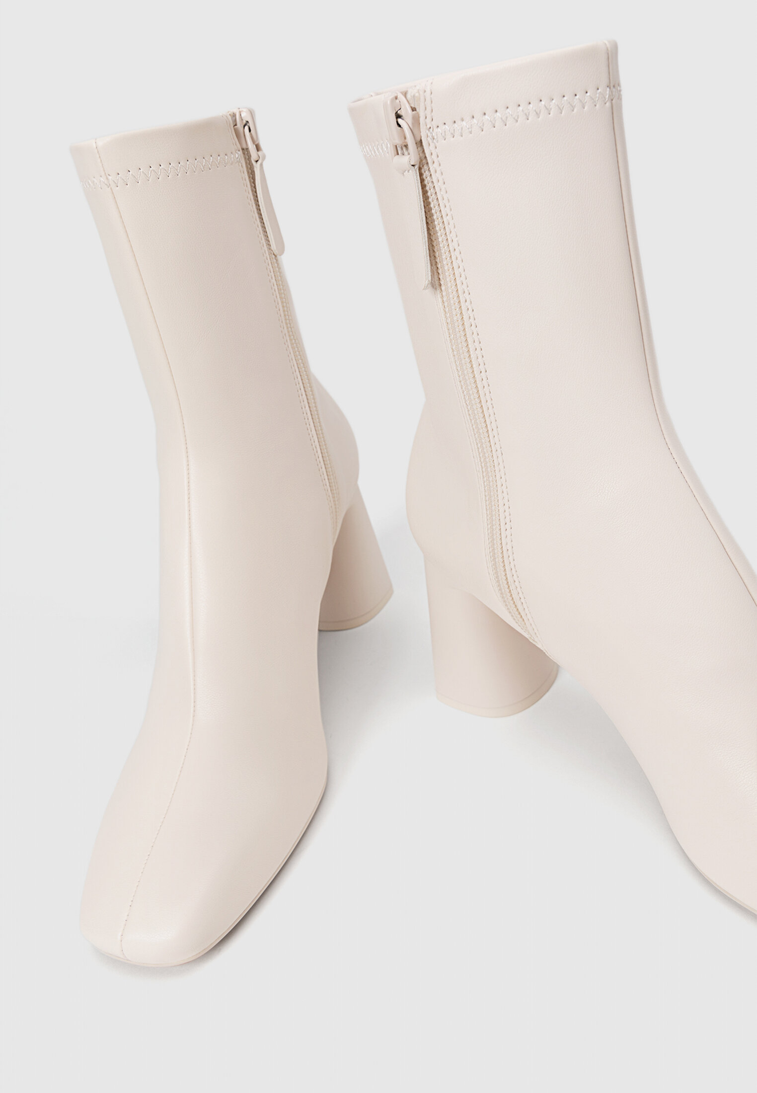 Mid heel boots with stretch legs