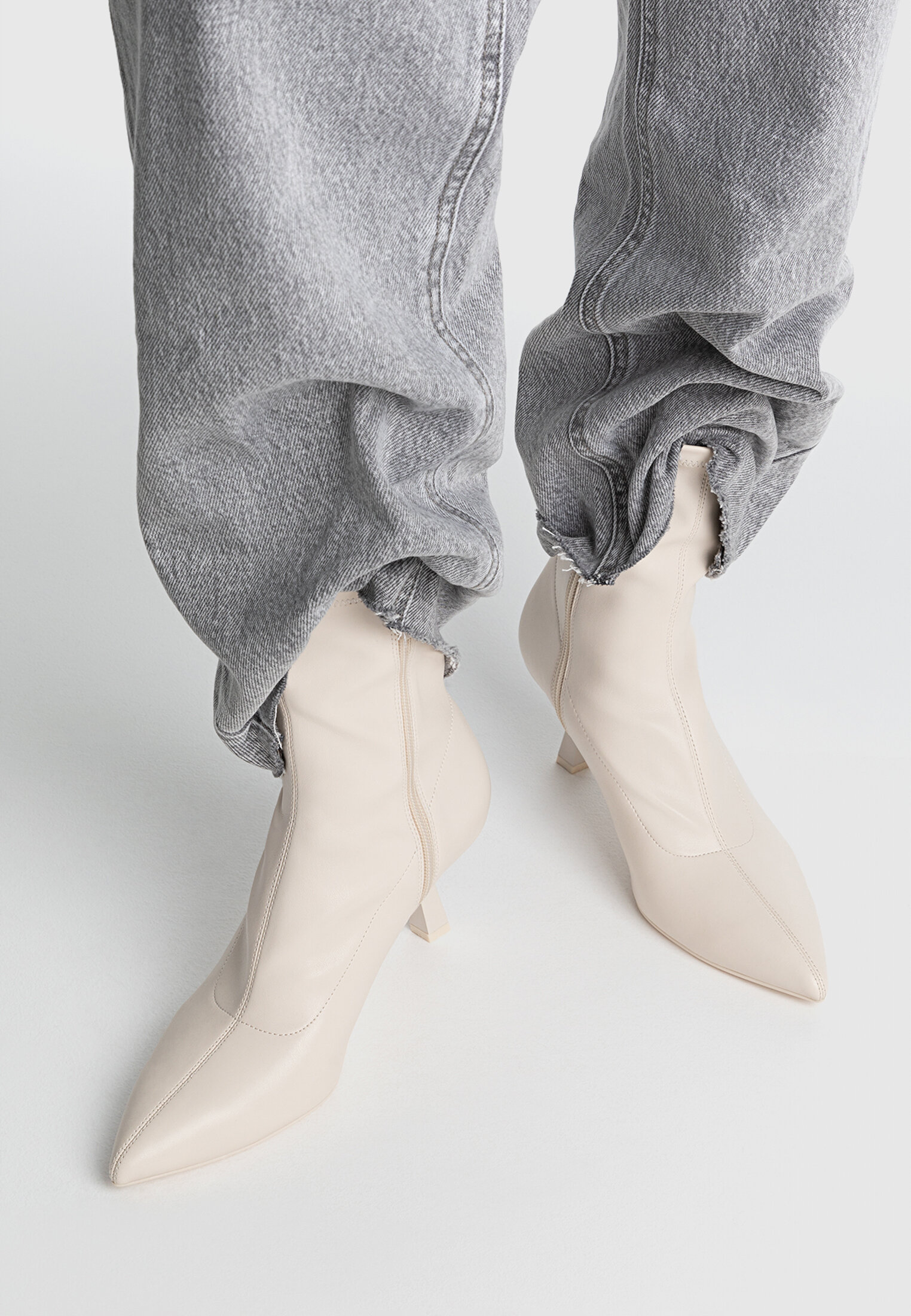 Stretchy heeled ankle boots