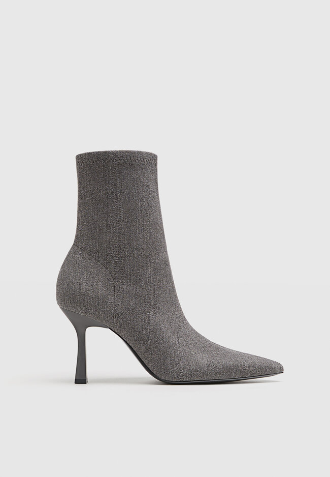 

Stradivarius Jeans-Stiefeletten mit Absatz GRAU 40