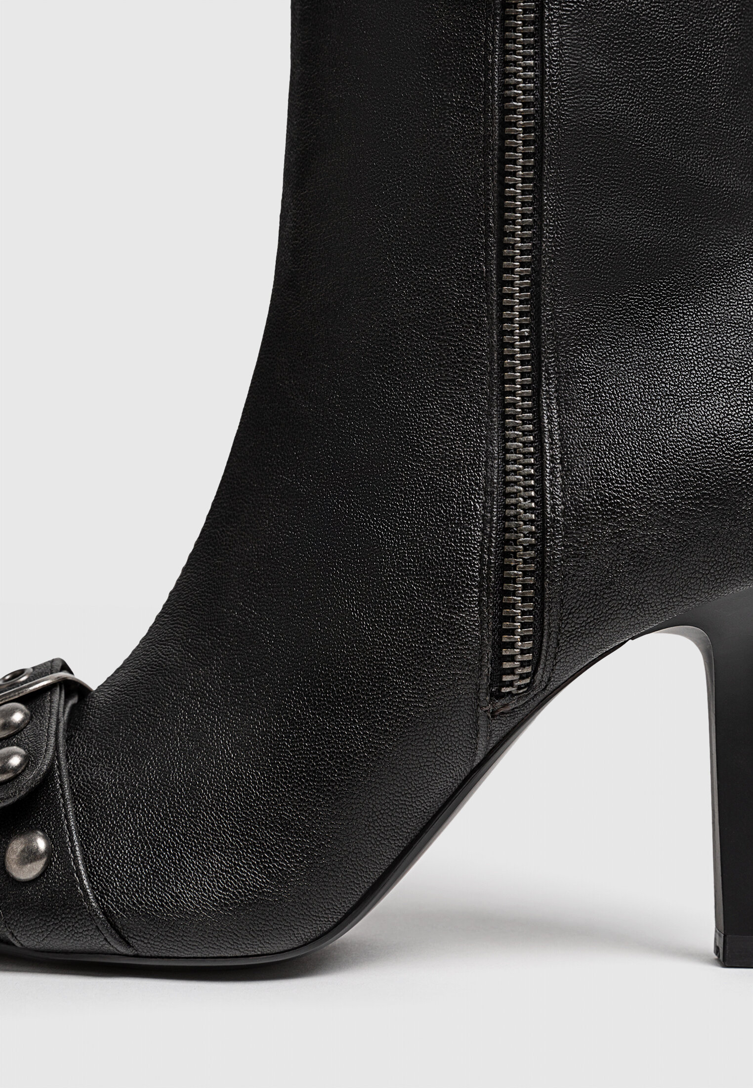 Stradivarius stivaletti on sale borchie