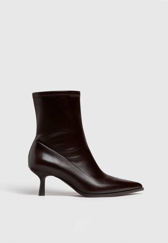

Stradivarius Stretch-Stiefeletten mit schmalem Absatz BRAUN 35