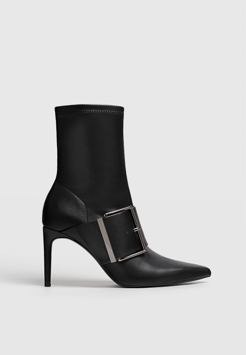 Botines tac n maxi hebilla negros Stradivarius Mexico