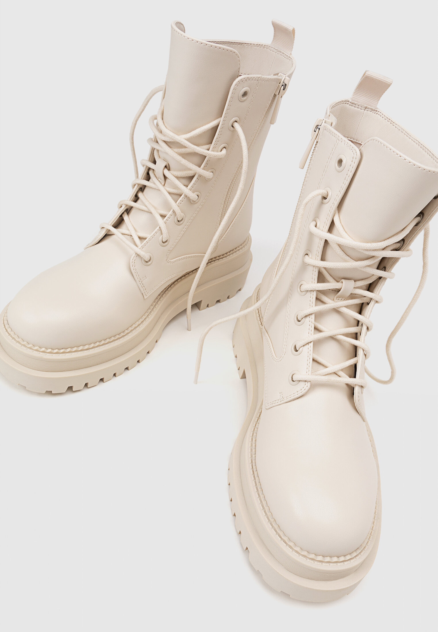Bottines plates a top lacets femme