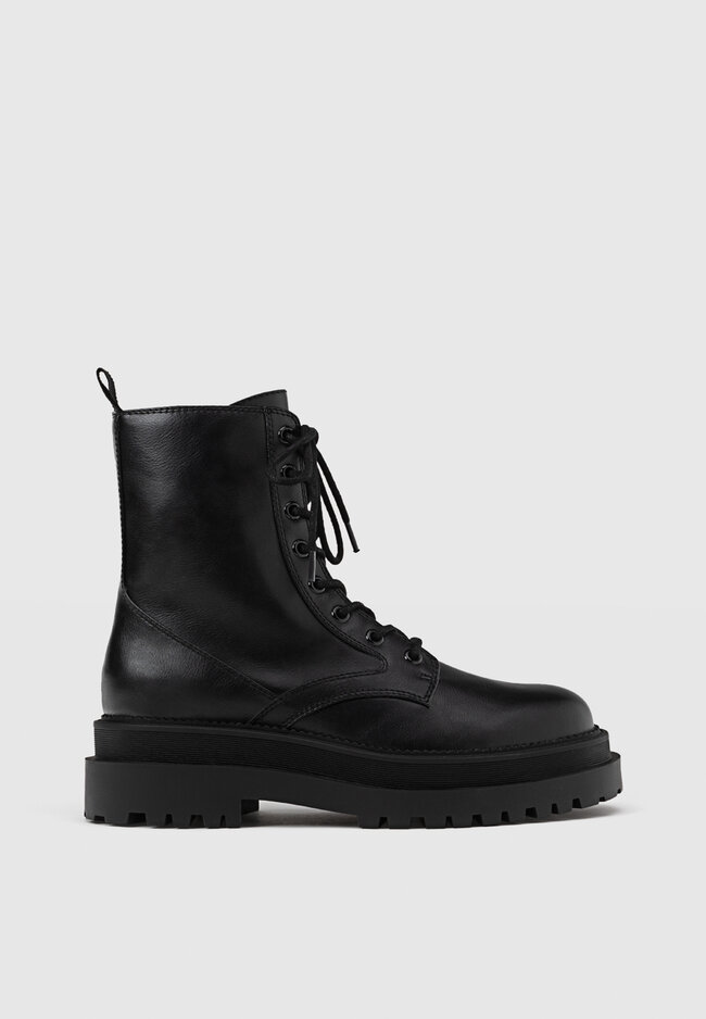 

Stradivarius Flache Stiefeletten mit Schnürung SCHWARZ 40