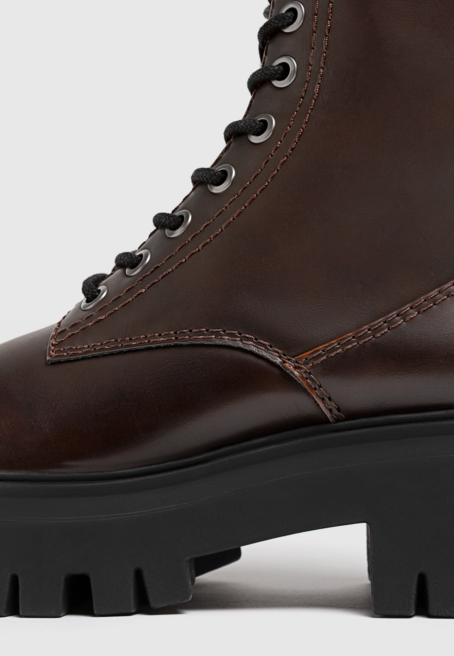 Botines top planos acordonados