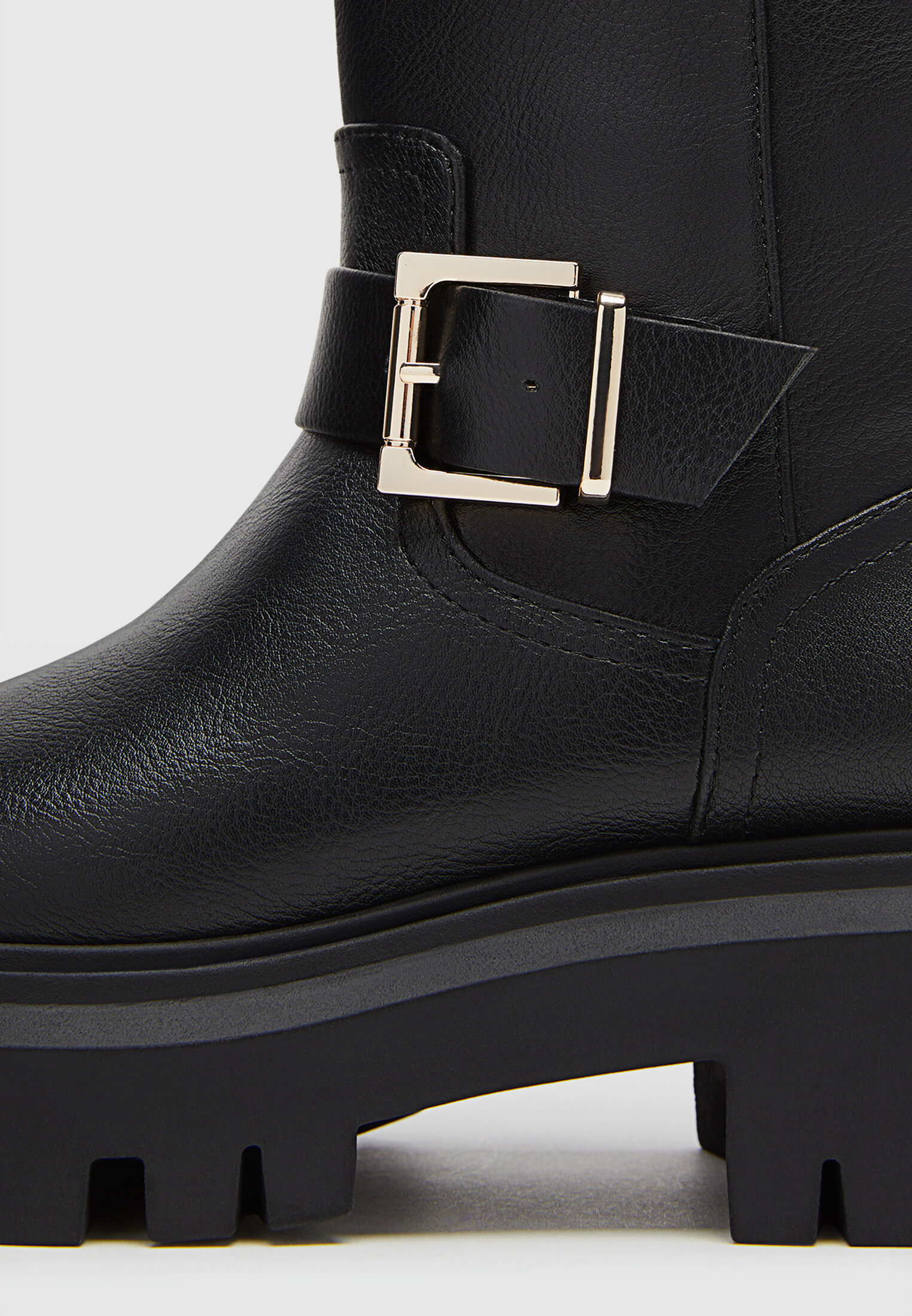 Botines planos hebillas negros
