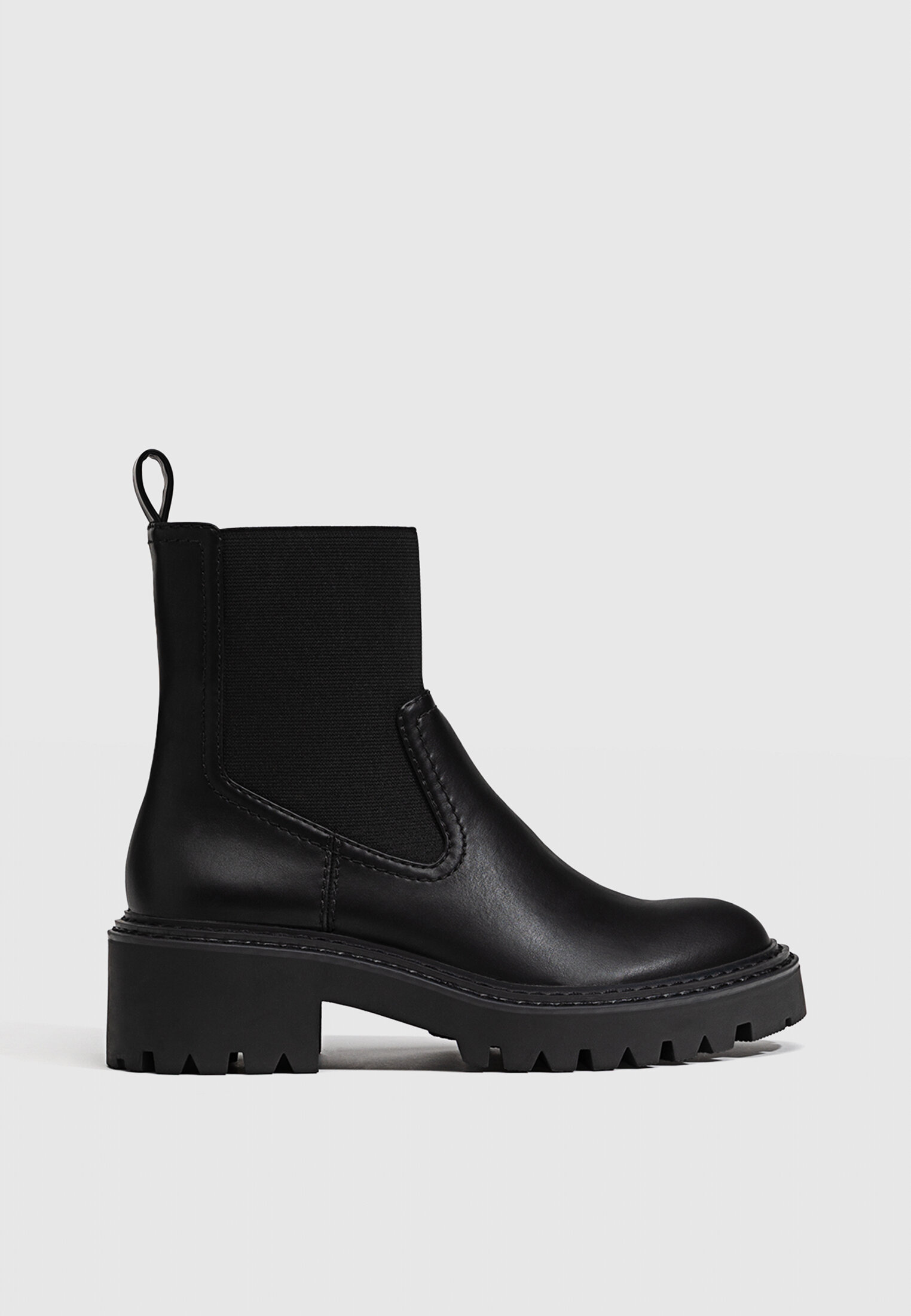 Flat Chelsea boots Women s fashion Stradivarius United Arab