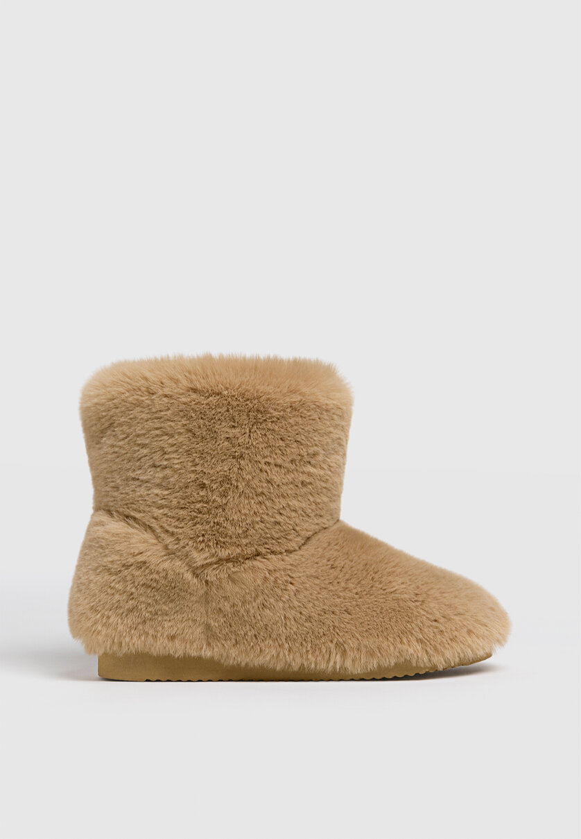 Flat ankle boots with faux fur
