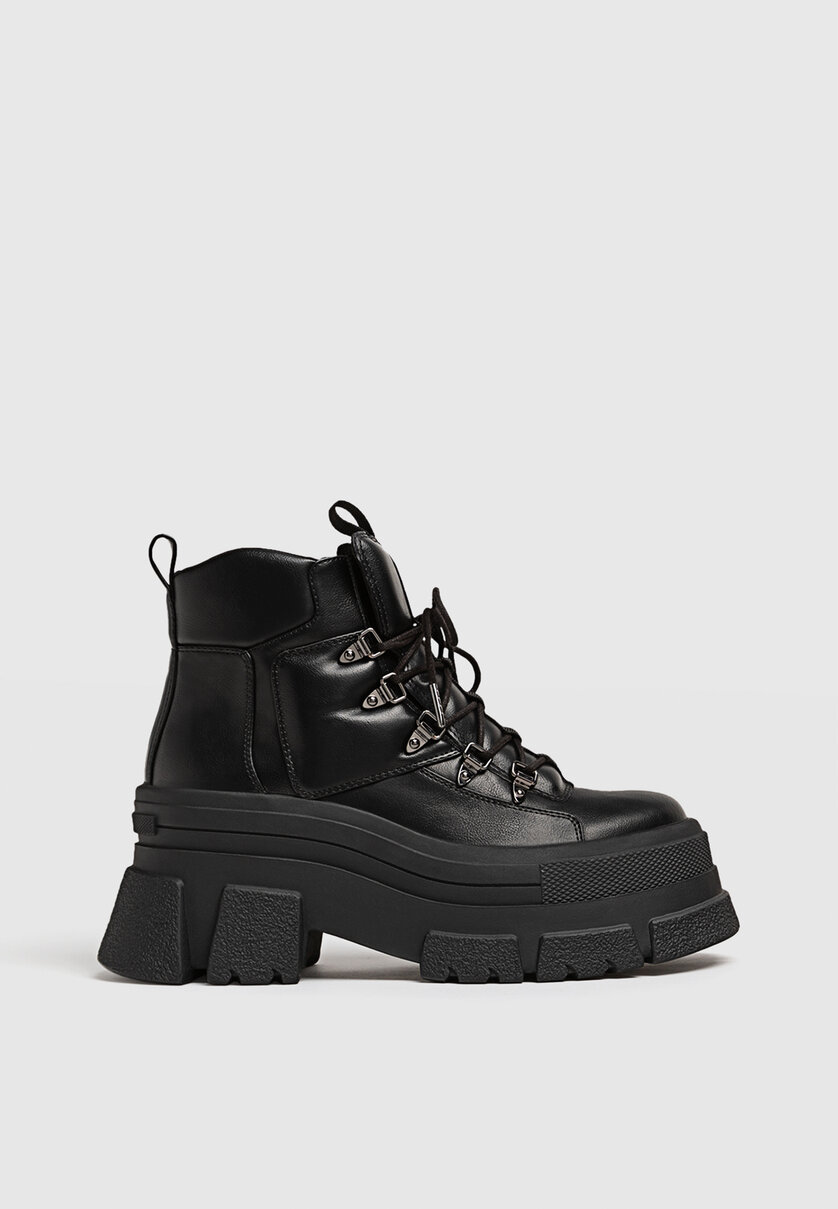 Lace-up flatform mountain ankle boots