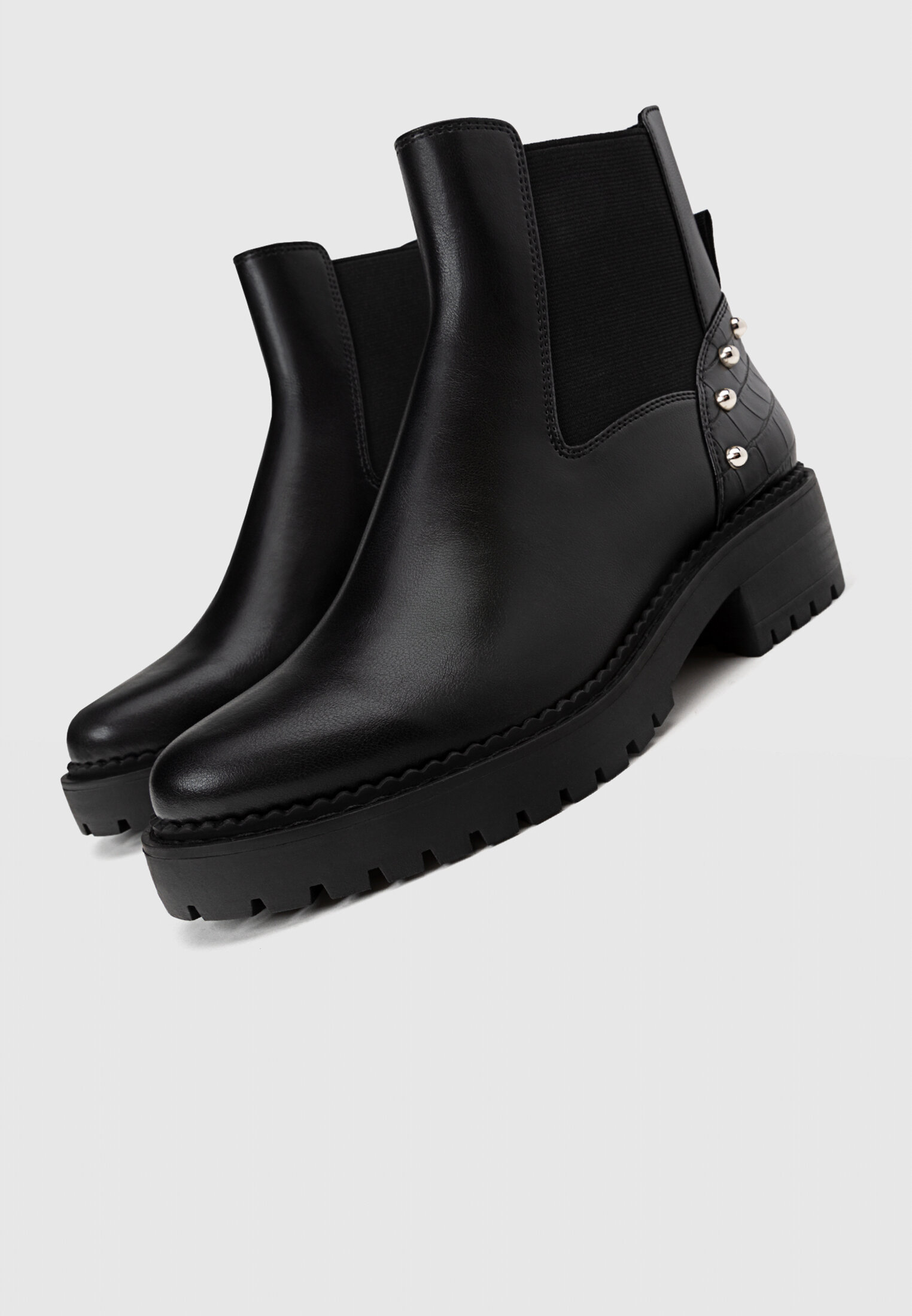Botines planos tachas