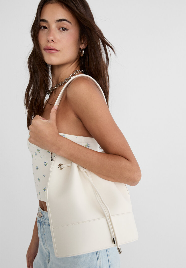 Stradivarius Borsa a tracolla a secchiello con dettagli in metallo  Bianco OS