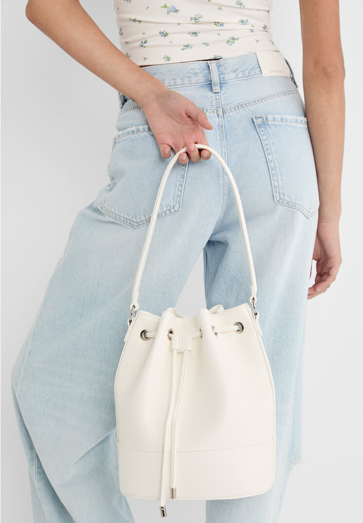 Stradivarius Borsa a tracolla a secchiello con dettagli in metallo  Bianco OS